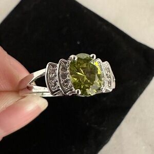 NEW Green Oval Crystal Cubic Zirconia Ring S925 Platinum Overlay Ring Size 8